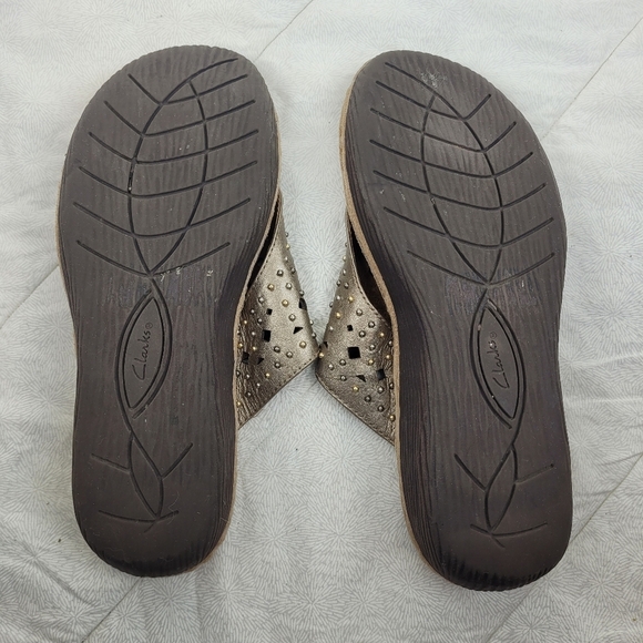 Clarks Artisan gold metallic leather thong sandals studs boho vacation edgy 9.5 - Picture 9 of 11